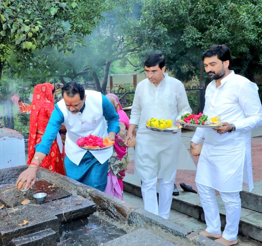 રાજપરા ખોડિયાર મંદિરે આઈ ખોડલના શ્રદ્ધાપૂર્વક દર્શન - ભાવનગર